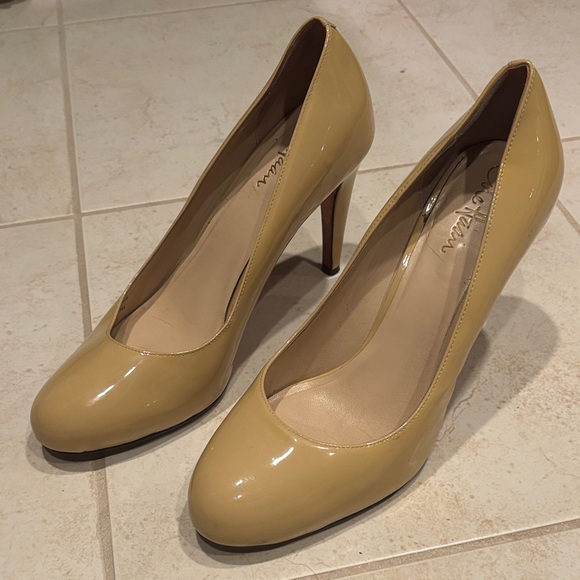 Elegant Beige Pumps - Picture 1 of 8
